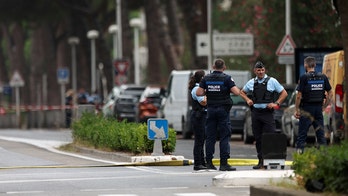 French authorities hunt for arsonist who targeted synagogue, injured police officer